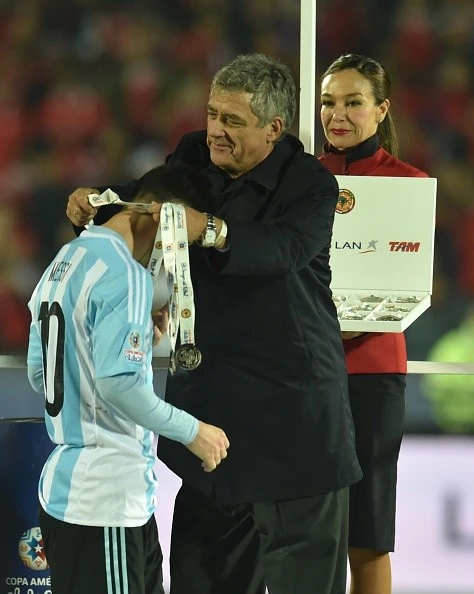 Sau khi thua với tỉ số 1-4 ở loạt luân lưu 11m trước Chile, Messi với cương vị đội trưởng tuyển Argentina là người đầu tiên bước lên bục nhận tấm huy chương bạc Copa America. Messi thất vọng cởi bỏ huy chương bạc khi đi qua cúp vô địch