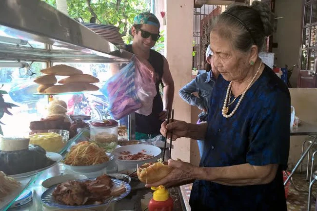 Cụ Lộc tự tay làm bánh mì bán cho khách mỗi ngày
