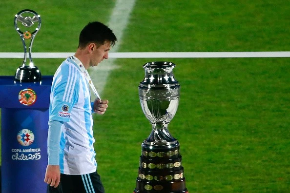 Messi cúi gằm mặt, nắm chặt trong tay tấm huy chương bạc. Messi thất vọng cởi bỏ huy chương bạc khi đi qua cúp vô địch