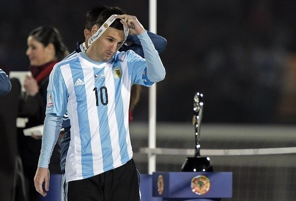 Nhưng anh cởi bỏ tấm huy chương ngay sau đó. Messi thất vọng cởi bỏ huy chương bạc khi đi qua cúp vô địch