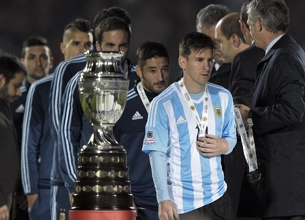 Tiền đạo mang áo số 10 buồn bã, thể hiện sự thất vọng khi đi qua chiếc Cup vô địch Copa America 2015. Messi thất vọng cởi bỏ huy chương bạc khi đi qua cúp vô địch