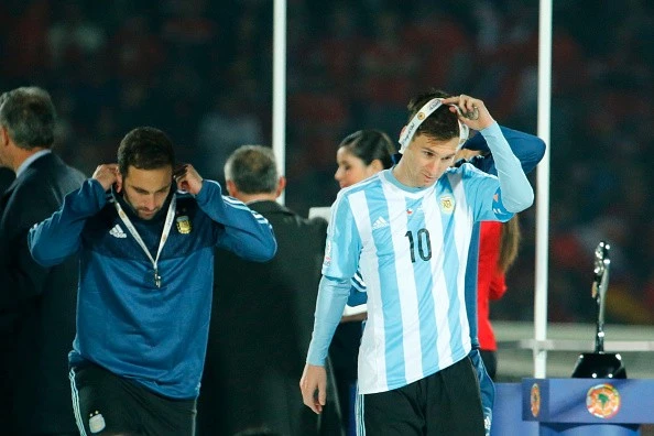 Messi lần đầu được triệu tập lên đội tuyển quốc gia Argentina vào tháng 4-2005. Sau 10 năm thi đấu, tiền đạo từng 4 lần giành Quả bóng vàng FIFA chưa một lần giúp đội nhà lên ngôi cao nhất tại World Cup hay Copa America. Messi thất vọng cởi bỏ huy chương bạc khi đi qua cúp vô địch