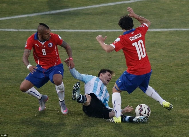 Trở lại diễn biến trận chung kết, Messi không có nhiều pha xử lý kỹ thuật trước lối chơi rắn của cầu thủ Chile. Messi thất vọng cởi bỏ huy chương bạc khi đi qua cúp vô địch