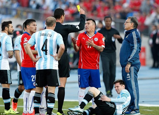 Đội trưởng Argentina liên tục bị phạm lỗi phải nằm sân nhiều lần trong suốt 120 phút thi đấu. Messi thất vọng cởi bỏ huy chương bạc khi đi qua cúp vô địch