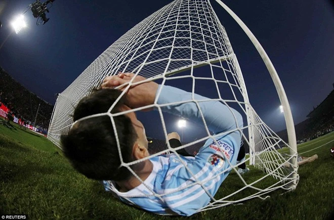 Messi nằm gục trong mảnh lưới ĐT Chile khi anh cùng các đồng đội bế tắc, không ghi được bàn thắng. Messi thất vọng cởi bỏ huy chương bạc khi đi qua cúp vô địch