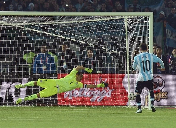Messi là người thực hiện thành công cú sút 11m đầu tiên và duy nhất cho đội tuyển Argentina. Messi thất vọng cởi bỏ huy chương bạc khi đi qua cúp vô địch