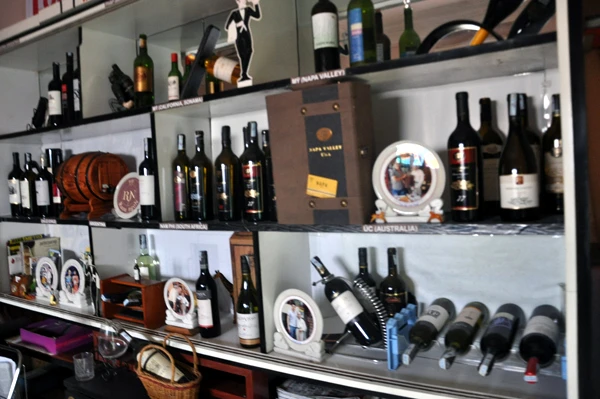 Tủ rượu pha chế coctail Việt Nam của ông Ra