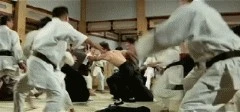 Những pha hành động trên màn ảnh của huyền thoại họ Lý luôn khiến thế hệ sau nể phục. Những pha hành động trên màn ảnh của huyền thoại họ Lý luôn khiến thế hệ sau nể phục.