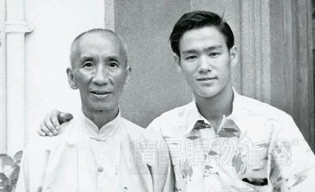Diệp Vấn được xem là người có công lớn trong việc quảng bá võ học Trung Quốc, trưởng môn phái Vịnh Xuân Quyền ở Hong Kong. Trong cuộc đời, ông đã thu nhận nhiều đệ tử và họ đều trở thành biểu tượng võ thuật. Trong số đó, đệ tử nổi tiếng nhất chính là Lý Tiểu Long. Một sự tình cờ oan nghiệt, Diệp Vấn tạ thế năm 1972, một năm sau, trò cưng của ông đột tử tại Hong Kong. Với những người yêu quý hai thầy trò, khoảnh khắc năm nào chụp chung trở thành ký ức vô giá. Diệp Vấn được xem là người có công lớn trong việc quảng bá võ học Trung Quốc, trưởng môn phái Vịnh Xuân Quyền ở Hong Kong. Trong cuộc đời, ông đã thu nhận nhiều đệ tử và trở thành biểu tượng võ thuật. Trong số đó, đệ tử nổi tiếng nhất chính là Lý Tiểu Long. Một sự tình cờ oan nghiệp, Diệp Vấn tạ thế năm 1972, một năm sau, trò cưng của ông đột tử tại Hong Kong. Với những người yêu quý hai thầy trò, khoảnh khắc năm nào chụp chung trở thành ký ức vô giá.