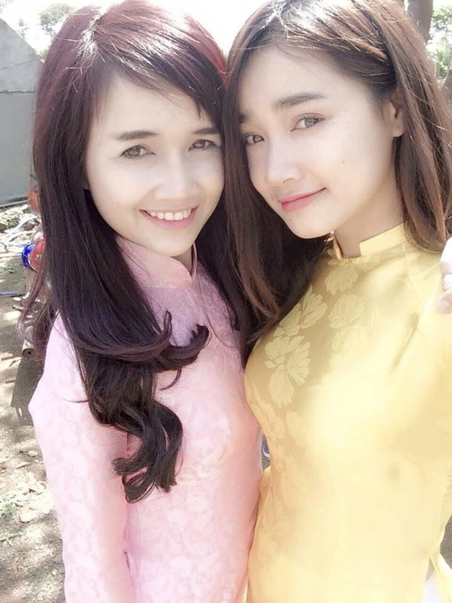 Nhã Phương từng khoe ảnh chụp với chị gái trên trang cá nhân. Ảnh: FBNV. Nhã Phương lớn lên từ gánh hàng rong của mẹ