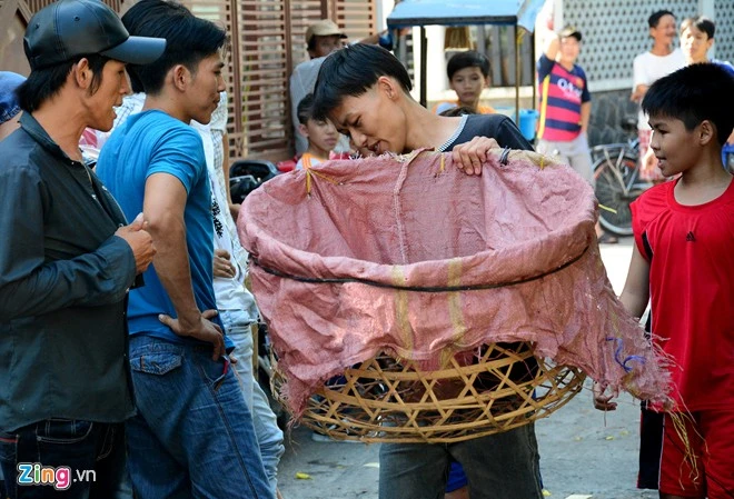 Vì sao lại phải cúng 'cô hồn' ? ảnh 8 Thi nhau hứng tiền cúng cô hồn bằng lồng gà ở Sài Gòn