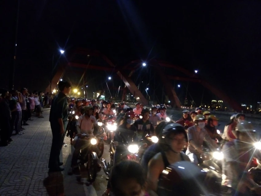 TP.HCM: Người dân háo hức xem pháo hoa ảnh 16 TP.HCM: Người dân háo hức xem pháo hoa ảnh 16