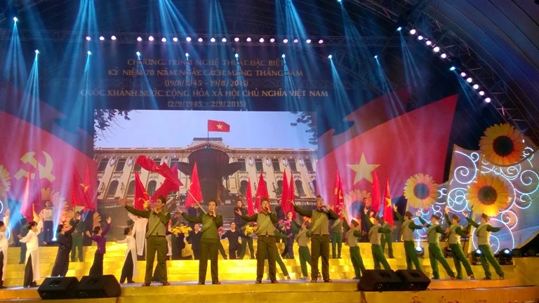 TP.HCM: Người dân háo hức xem pháo hoa ảnh 19 TP.HCM: Người dân háo hức xem pháo hoa ảnh 19