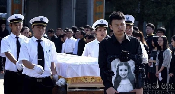 diễn viên, bị sát hại, đám tang