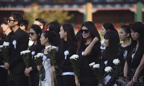 diễn viên, bị sát hại, đám tang