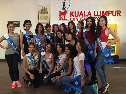 Thí sinh Quỳnh Nga (ngoài cùng bên phải) tham gia một hoạt động bên lề của cuộc thi Hoa hậu Đông Nam Á tại Malaysia. 11057740-10205201446504930-915-4034-9253