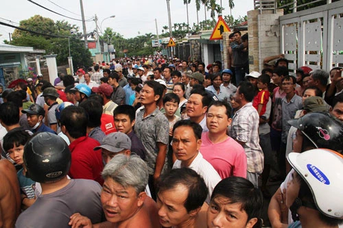 Lửa lớn thiêu rụi xưởng may, hàng trăm người dân hoảng hốt ảnh 6 Lửa lớn thiêu rụi xưởng may, hàng trăm người dân hoảng hốt ảnh 6