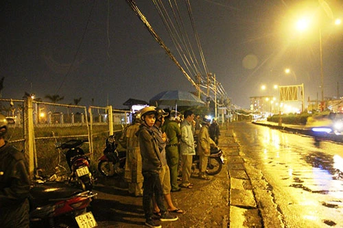 Xe ô tô cán chết hai người rồi bỏ chạy ảnh 2 Xe ô tô cán chết hai người rồi bỏ chạy ảnh 2