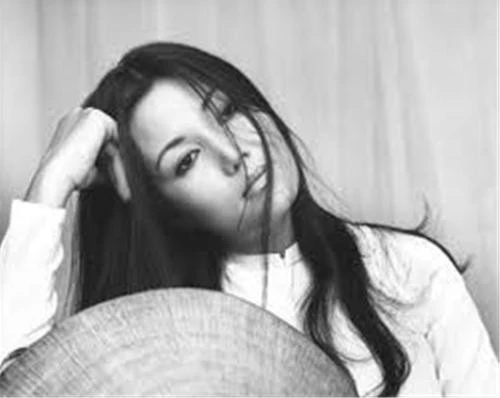 Là một trong bốn mỹ nhân đình đám ở Sài Gòn những năm trước 1975, Kiều Chinh gây ấn tượng với nhiều người bởi vẻ đẹp khá hiện đại. Là một trong bốn mỹ nhân đình đám ở Sài Gòn những năm trước 1975, Kiều Chinh gây ấn tượng với nhiều người bởi vẻ đẹp khá hiện đại.