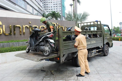Người phụ nữ nhập viện, nghi do hai tên cướp tông xe ảnh 3 Người phụ nữ nhập viện, nghi do hai tên cướp tông xe ảnh 3