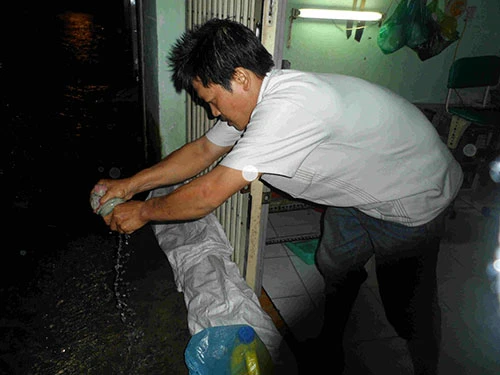 Người dân trắng đêm canh nước tràn vào nhà ảnh 4 Người dân trắng đêm canh nước tràn vào nhà ảnh 4