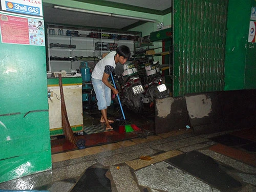 Người dân trắng đêm canh nước tràn vào nhà ảnh 6 Người dân trắng đêm canh nước tràn vào nhà ảnh 6