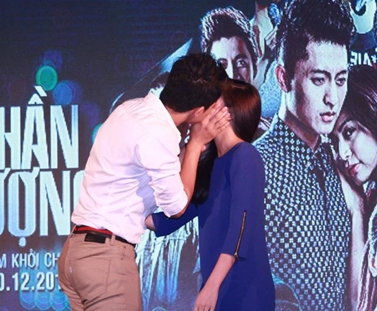 Hoàng Thùy Linh, Jennifer Phạm, Đông Nhi, Thủy Tiên, Công Vinh