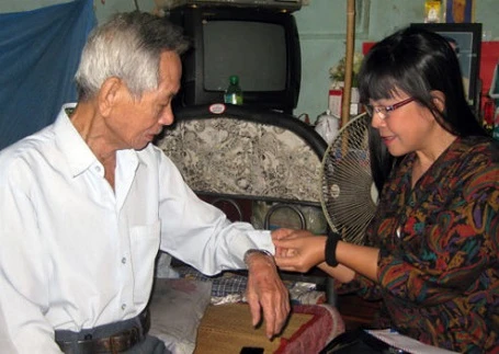 Ánh Tuyết với cố nhạc sỹ Thanh Bình. Không những sống rất lạc quan, Ánh Tuyết còn rất quan tâm đến những người xung quanh, nhất là những người kém may mắn hơn mình.