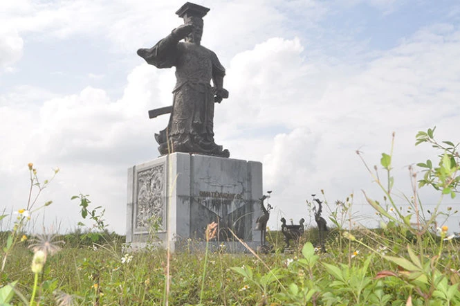 Tượng đài Đinh Tiên Hoàng Đế ở TP Ninh Bình bị bỏ hoang, xung quanh mọc đầy cỏ dại - Ảnh: V.V.Tuân Tượng đài Đinh Tiên Hoàng Đế ở TP Ninh Bình bị bỏ hoang, xung quanh mọc đầy cỏ dại - Ảnh: V.V.Tuân