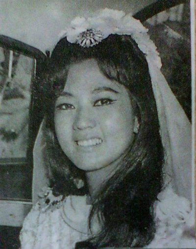 Năm 1967, Thanh Nga kết hôn với người chồng đầu tiên. Cuộc hôn nhân sớm tan vỡ. Hai năm sau, ở tuổi 27, nghệ sĩ tái hôn với luật sư Phạm Duy Lân và sống hạnh phúc với ông đến khi qua đời. nhan-sac-mot-thoi-cua-co-nghe-si-cai-luong-thanh-nga-5
