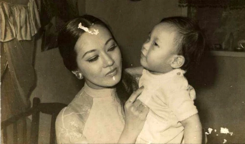 Nghệ sĩ cải lương Thanh Nga và con trai - nghệ sĩ Hà Linh. nhan-sac-mot-thoi-cua-co-nghe-si-cai-luong-thanh-nga-10