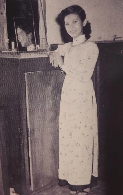 NSƯT Thanh Nga sinh ngày 31-7-1942 tại Tây Ninh, là con gái đầu của bà bầu gánh hát Thanh Minh - Thanh Nga với người chồng trước. Thanh Nga sớm bộc lộ khả năng ca hát cũng như vẻ đẹp rực rỡ ở tuổi thiếu nữ. Ảnh chụp năm nghệ sĩ 13 tuổi (1955). nhan-sac-mot-thoi-cua-co-nghe-si-cai-luong-thanh-nga
