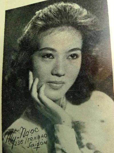 Từ nhỏ, Thanh Nga đã diễn trên sân khấu qua các vai đào con. Thấy con gái có năng khiếu, ông bầu Năm Nghĩa - cha dượng Thanh Nga - dốc sức rèn luyện bà trở thành đào chính. Năm 1958, lần đầu đóng vai chính sơn nữ Phà Ca trong vở "Người vợ không bao giờ cưới", Thanh Nga đã giành giải Thanh Tâm triển vọng khi mới 16 tuổi. nhan-sac-mot-thoi-cua-co-nghe-si-cai-luong-thanh-nga-3