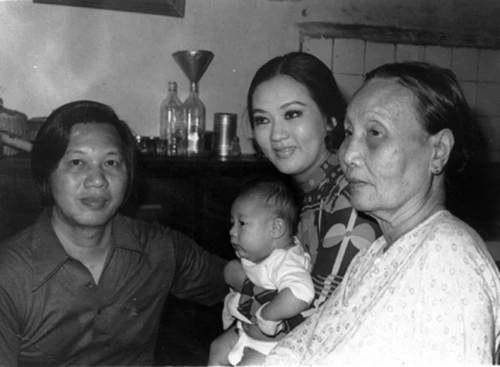 Kết hôn năm 1967, đến năm 1973, Thanh Nga (giữa) mới đón nhận niềm vui làm mẹ ở tuổi 31. nhan-sac-mot-thoi-cua-co-nghe-si-cai-luong-thanh-nga-9