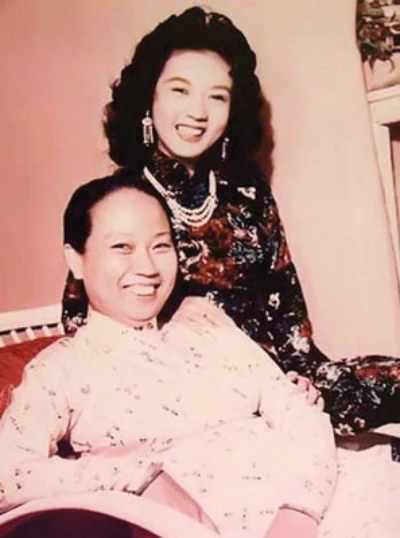 Thanh Nga và mẹ - bà bầu Thơ nổi tiếng của gánh hát Thanh Minh - Thanh Nga. Nghệ sĩ được thừa hưởng nhiều nét đẹp và đức tính của mẹ. nhan-sac-mot-thoi-cua-co-nghe-si-cai-luong-thanh-nga-6