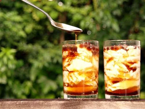 Taho là một món đồ ngọt đặc trưng của Philippines. Món tráng miệng này được làm từ váng đậu, đường nấu chảy thành caramen và vani, thêm một chút trân châu. Ảnh: Adventuroj trung-vit-lon-mon-an-sang-pho-bien-o-philippines-2