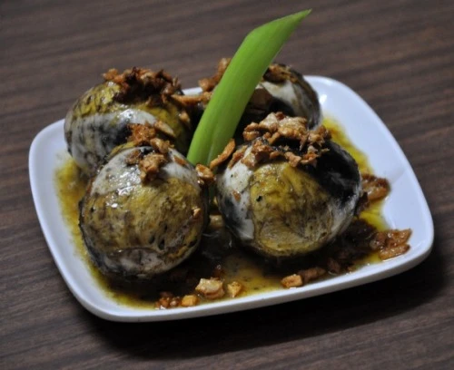 Nhắc tới ẩm thực Manila, sẽ là thiếu sót lớn nếu bỏ qua balut (trứng vịt lộn). Đây là đồ ăn sáng phổ biến của người dân Philippines. Trứng được ấp khoảng ba tuần tuổi trước khi đem luộc chín. Khi ăn, thực khách có thể thấy cả vịt con với gần đầy đủ lông và mỏ. Ảnh: Blauearth Nhắc tới ẩm thực Manila, sẽ là thiếu sót lớn nếu bỏ qua món Balut. Món trứng vịt lộn này là đồ ăn sáng phổ biến của người dân Philippines. Vịt con được ấp khoảng 3 tuần tuổi trước khi được luộc chín. Khi ăn, thực khách có thể thấy cả vịt con với gần đầy đủ lông và mỏ. Ảnh: blauearth
