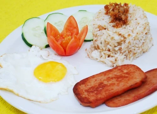 Silog là món ăn sáng phổ biến không kém balut tại Philippines. Tên gọi này là một từ ghép củasinagag (cơm rang) và itlog (trứng). Silog thường được ăn kèm với nước sốt tương ớt và sốt cà có vị chuối. Ảnh: istorya trung-vit-lon-mon-an-sang-pho-bien-o-philippines-4