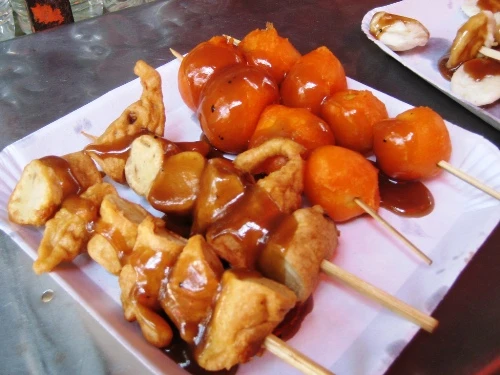 Món ăn có nguồn gốc từ Trung Quốc, trông giống như những viên há cảo. Thịt lợn và rau được nêm với bột gia vị và bọc trong đậu phụ trước khi rán giòn. Món có tên là kikiam, được ăn với nước chấm giấm ớt chua ngọt. Ảnh: flickr trung-vit-lon-mon-an-sang-pho-bien-o-philippines-6