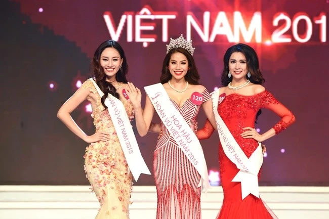 Lệ Hằng (phải) trong đêm chung kết Hoa hậu Hoàn vũ 2015. Sao Việt dự đoán Phạm Hương lọt top 3 Hoa hậu Hoàn vũ