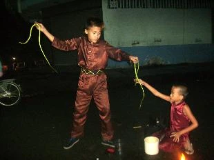 Liên hoan nghệ thuật hát rong bán kẹo kéo, múa lửa ảnh 2 Liên hoan nghệ thuật hát rong bán kẹo kéo, múa lửa ảnh 2