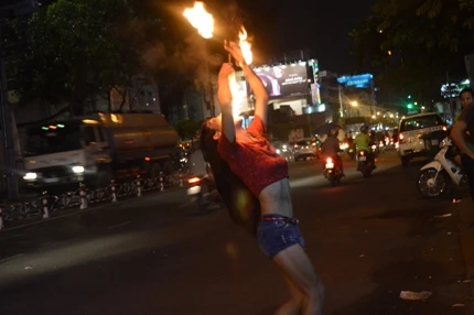 Liên hoan nghệ thuật hát rong bán kẹo kéo, múa lửa ảnh 1 Liên hoan nghệ thuật hát rong bán kẹo kéo, múa lửa ảnh 1
