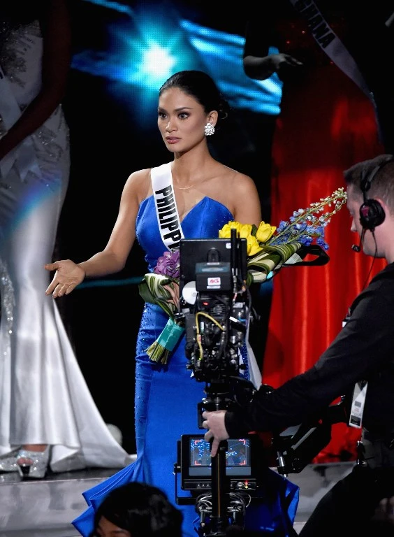 tan-hoa-hau-thay-mat-miss-universe-xin-loi-miss-colombia