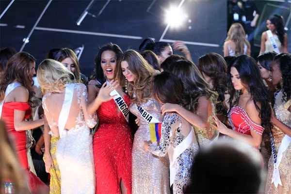 tan-hoa-hau-thay-mat-miss-universe-xin-loi-miss-colombia-2