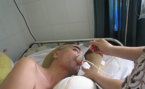 Diễn viên Nguyễn Hoàng bình phục trong hạnh phúc ảnh 4 nguyen-hoang-cu-dong-duoc-tay-phai-sau-hon-mot-thang-mo-nao-1