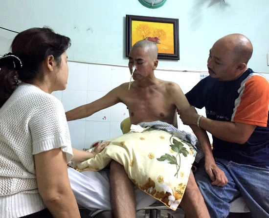 Diễn viên Nguyễn Hoàng bình phục trong hạnh phúc ảnh 10 nguyen-hoang-gia-xom-sau-gan-2-thang-tai-bien