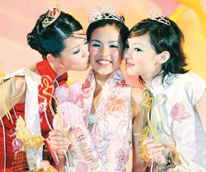 Tiffany Leong (trái) tại cuộc thi sắc đẹp năm 2005. a-hau-malaysia-qua-doi-o-tuoi-30-vi-ung-thu-1
