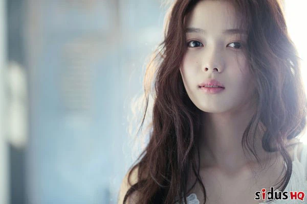 Kim Yoo Jung từ bé đã dễ thương như búp bê, khi bước sang tuổi thiếu nữ, gương mặt ngôi sao sinh năm 1999 trở nên thanh tú hơn. ve-dep-thien-than-cua-sao-nhi-mat-trang-om-mat-troi-3