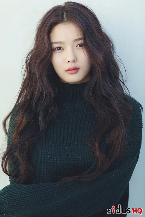 Kim Yoo Jung đóng phim từ khi mới 5 tuổi và để lại dấu ấn qua rất nhiều vai diễn dễ thương trong các bộ phim truyền hình ăn khách như "Nhất chi mai", "Dong Yi", "Nữ hoàng tháng 5", "Mặt trăng ôm mặt trời"... ve-dep-thien-than-cua-sao-nhi-mat-trang-om-mat-troi-7