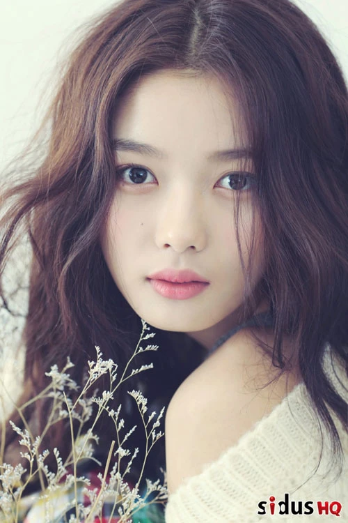 Kim Yoo Jung có nét đẹp tự nhiên, đôi mắt đầy biểu cảm. ve-dep-thien-than-cua-sao-nhi-mat-trang-om-mat-troi-1